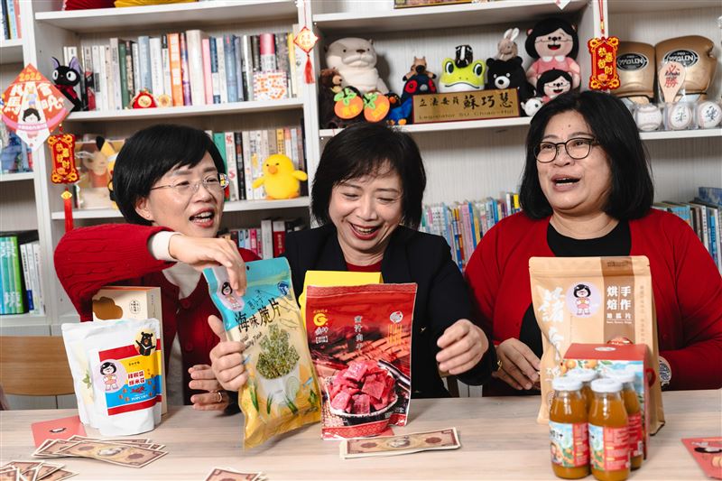 競標氣氛熱烈又逗趣，現場笑聲不斷（圖／蘇巧慧辦公室提供）