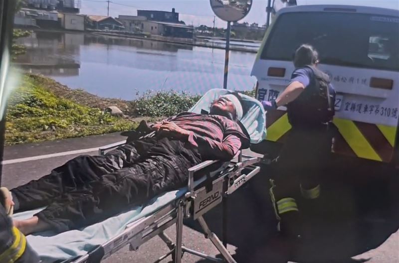 洪姓姐姐送醫。（圖／記者黃國瑞攝影）