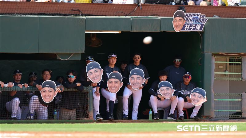WBC台灣隊練習賽，二壘手林子偉生日，隊友在休息區舉牌幫他慶生。（圖／記者劉彥池攝影）