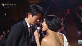 華莎在典禮上演唱〈Good Goodbye〉和演員朴正民的互動被網友大讚超有愛。（圖／翻攝自KBS）