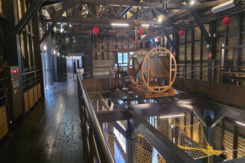 整煤廠翻車機遺跡，被譽為礦業動能之源，負責礦車翻轉卸煤，是煤炭流轉的重要樞紐。（圖／觀光局提供）