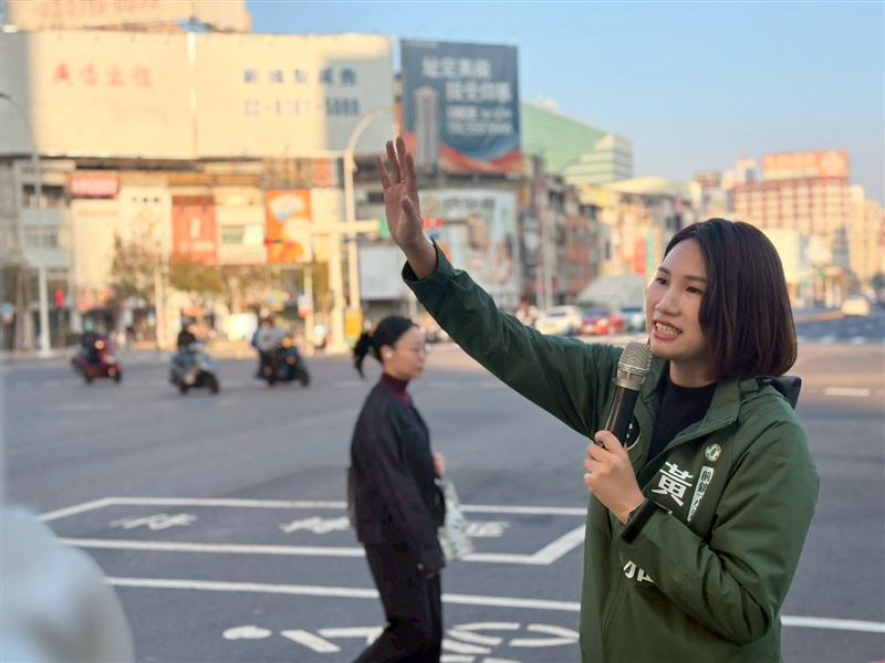 黃敬雅提藍白合大酸，不如國民黨主席鄭麗文去「鄭習會」時順便帶李貞秀去放棄國籍（圖／翻攝自黃敬雅臉書）