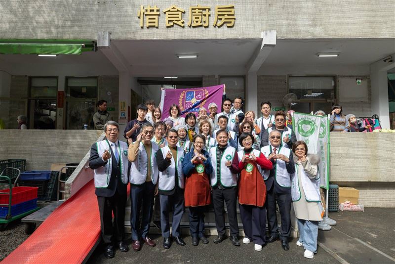 蕭美琴、蘇巧慧前往新北板橋「惜食廚房」當一日志工（圖／總統府提供）