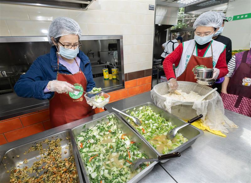 蕭美琴、蘇巧慧默契十足，和志工們「多人同心」迅速地將美味菜餚裝入便當盒（圖／總統府提供）