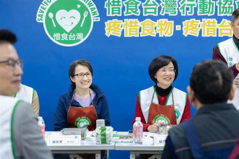 副總統蕭美琴、立委蘇巧慧化身「惜食廚房」一日志工，與志工們共同趕製500份愛心便當，並與眾人一同享用當日便當餐食（圖／總統府提供）