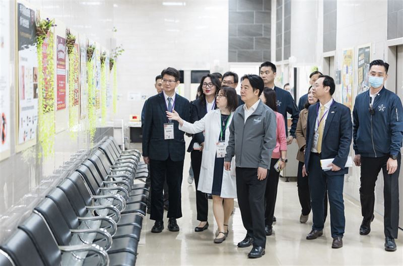 賴清德今日上午視察「春節醫療量能暨週日及國定假日輕急症中心（UCC）」。（圖／總統府提供）