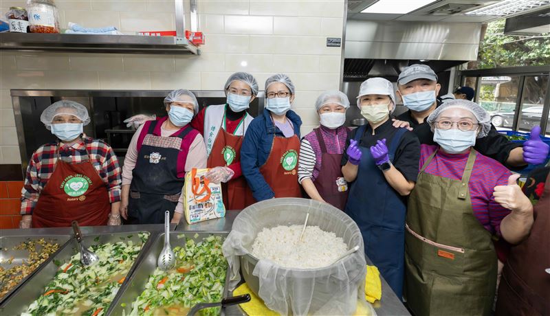 蕭美琴、蘇巧慧與志工們共同趕製500份愛心便當（圖／蘇巧慧辦公室提供）