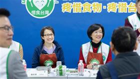 副總統蕭美琴、立委蘇巧慧化身「惜食廚房」一日志工，與志工們共同趕製500份愛心便當（圖／總統府提供） 