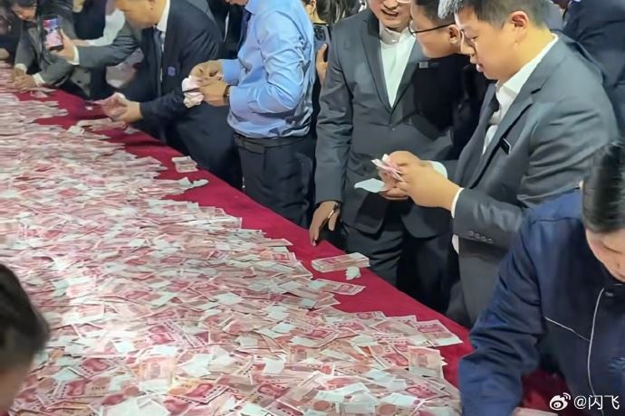 員工分組上台「數多少拿多少」。（圖／翻攝自微博）