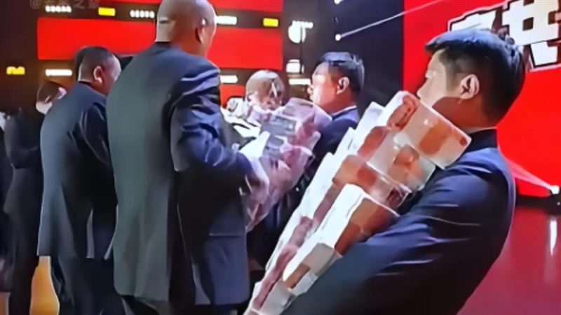 崔培軍在現場豪發6000萬人民幣。（圖／翻攝自微博）