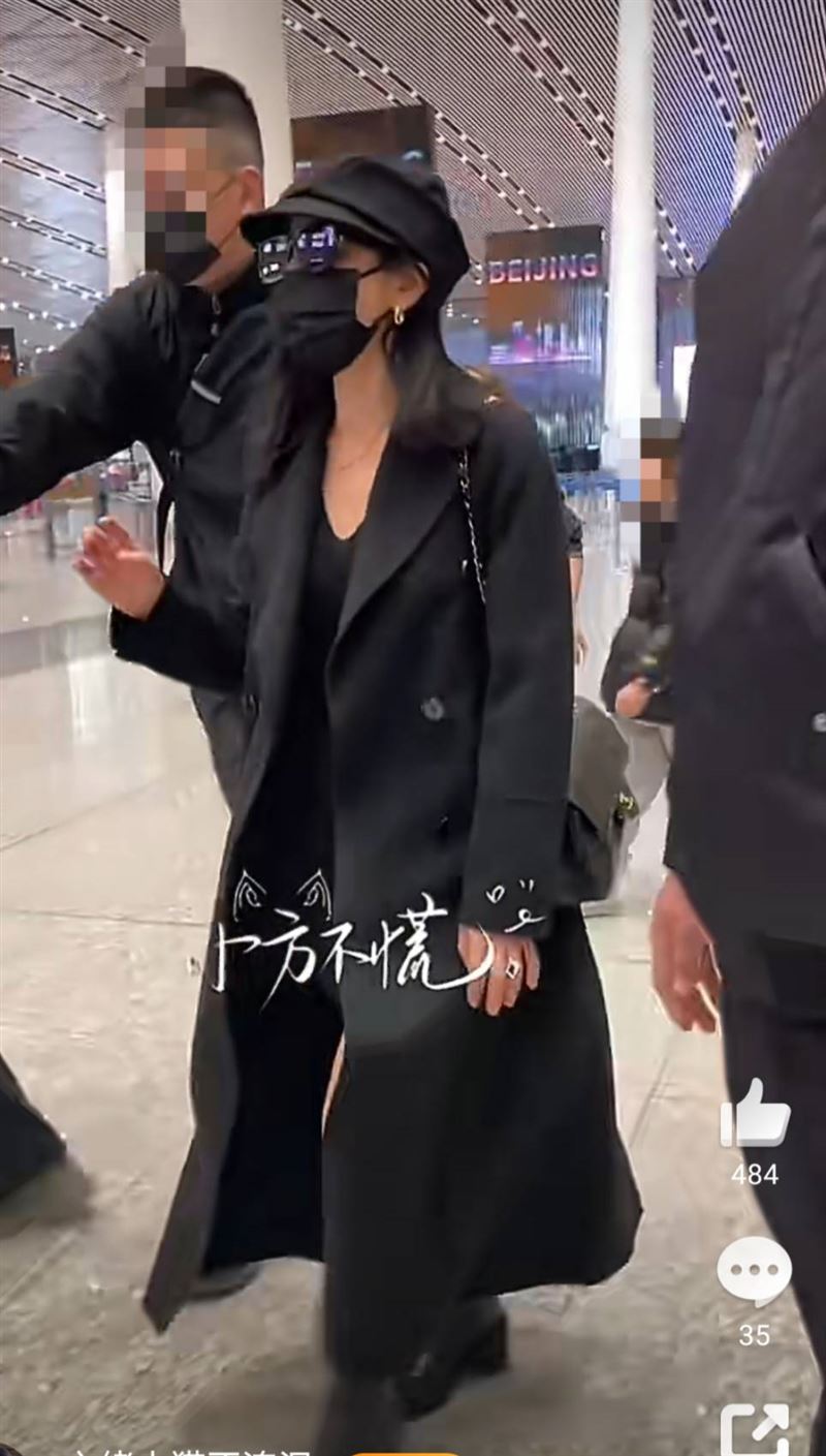 陳妍希全身包緊緊現身機場,被猜測搭國際線返台。(圖/翻攝自微博)
