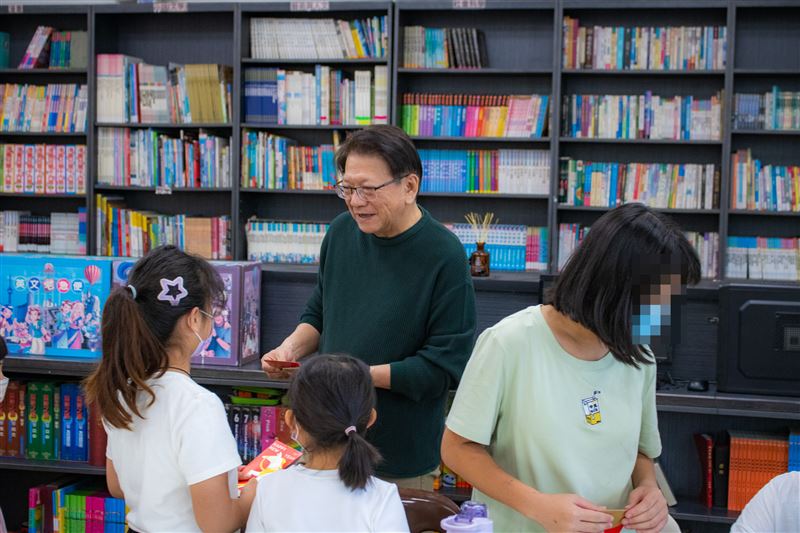 潘孟安笑稱自己是精忠育幼院的「終生志工」（圖／總統府提供）