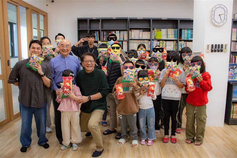 總統府秘書長潘孟安前往屏東精忠育幼院探視院生（圖／總統府提供）