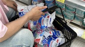 一名網友先前在量販店目睹韓國遊客掃貨牙線棒。（圖／翻攝自Threads）