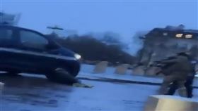 法國巴黎凱旋門13日舉行紀念儀式，不料期間竟出現1名歹徒持刀和剪刀企圖襲警，遭警當場開槍擊斃。
（圖／翻攝自X）