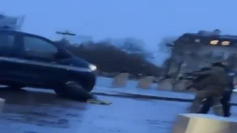 男子巴黎凱旋門下揮刀 遭警連開數槍擊斃