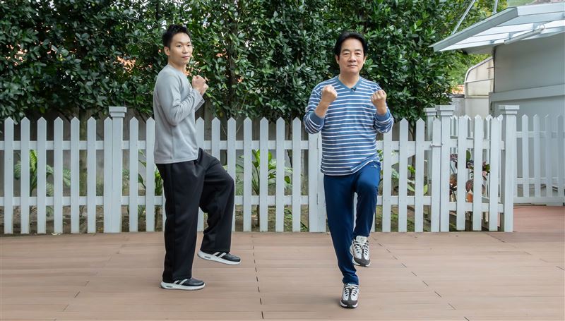 總統賴清德邀請運動部長李洋示範居家健康操，鼓勵國人在家也能輕鬆運動（圖／總統府提供）