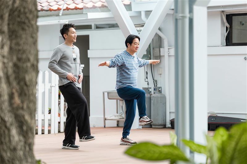 在李洋的帶領下，賴清德跟著做起居家健康操（圖／總統府提供）