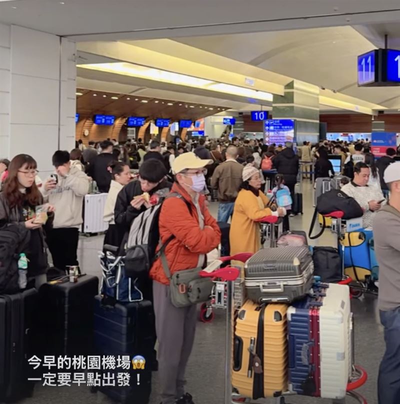 桃園機場一早就是滿滿的出國人潮。（圖／翻攝自Threads@heard_travel）