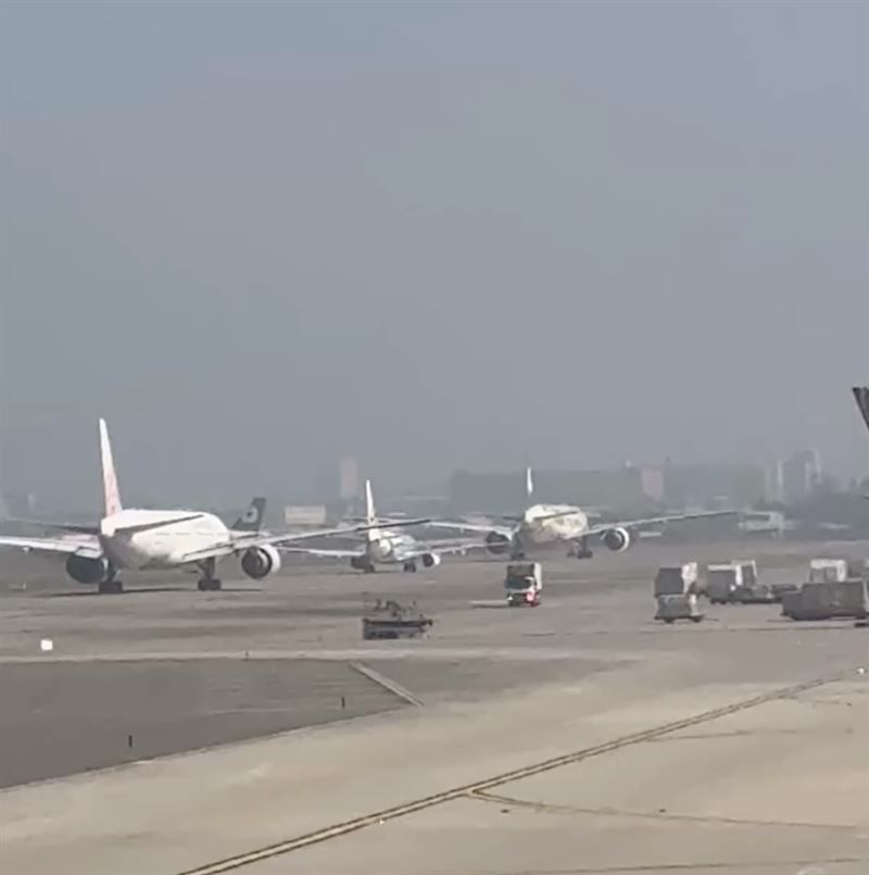 就連飛機都在排隊起飛。（圖／翻攝自Threads@heard_travel）