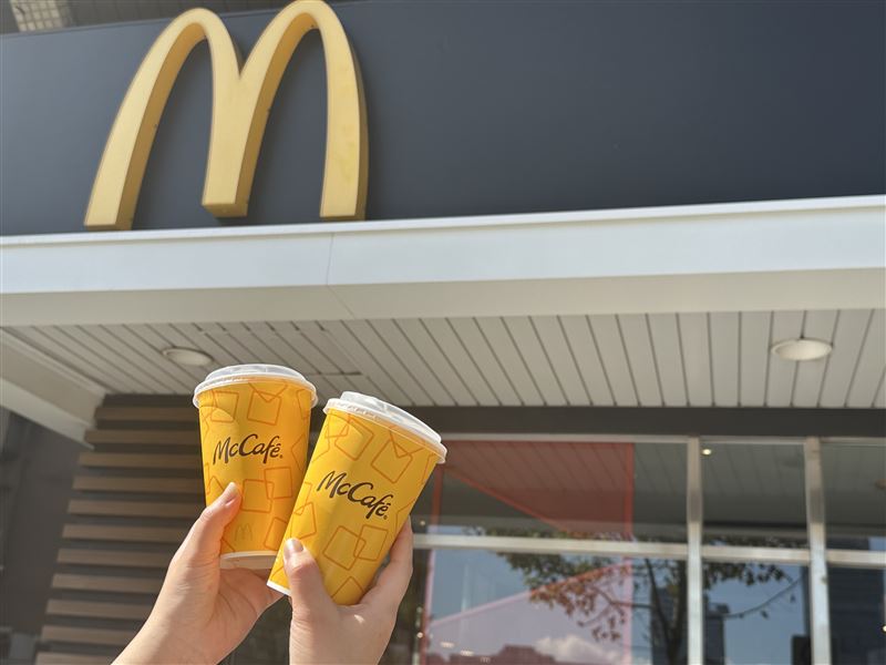 麥當勞APP推出期間限定「好運開跑 一馬當先」刮刮樂，有機會刮出經典人氣飲品焦糖奶茶(冰)享買一送一。（圖／品牌業者提供）