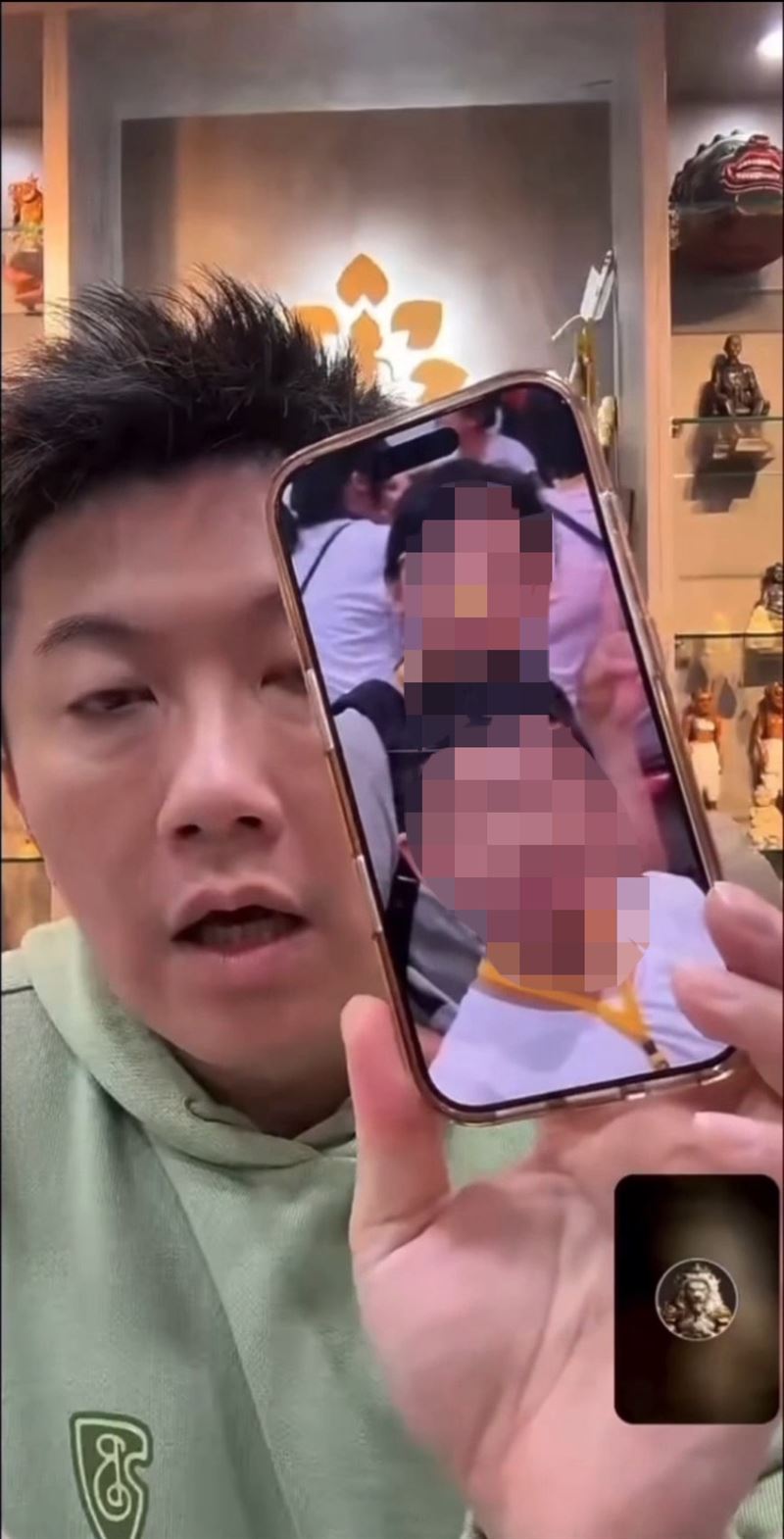 賓賓哥在直播時公布前員工一家三口的照片。（圖／翻攝抖音）