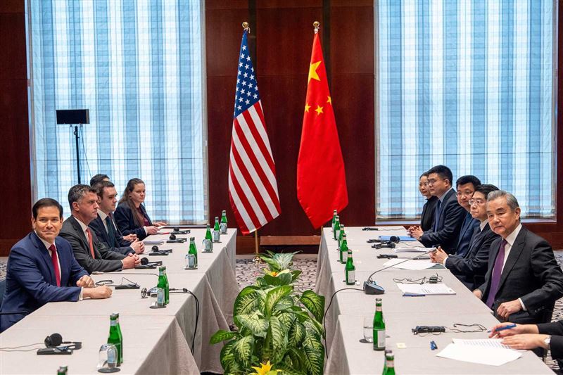 美國國務卿盧比歐與中國外交部長王毅在慕尼黑安全會議場邊舉行會晤。（圖／路透/達志）