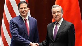 美國國務卿盧比歐與中國外交部長王毅在慕尼黑安全會議場邊舉行會晤。（圖／路透/達志）