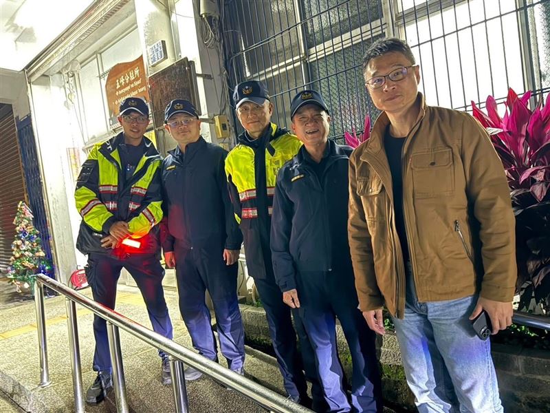 新竹縣警察局長林建隆，去年跨年夜到五峰慰問同仁，但隔日該名同仁猝逝，成為心中遺憾。（圖／新竹縣查局提供）