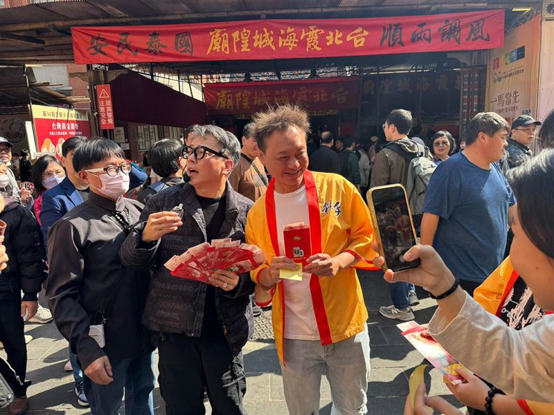 詹惟中到迪化街。（圖／陳孝志提供）