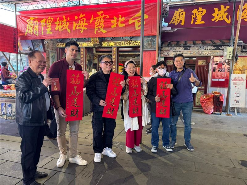 詹惟中（中）出現在全台最靈驗的台北霞海城隍廟前廣場。（圖／陳孝志提供）