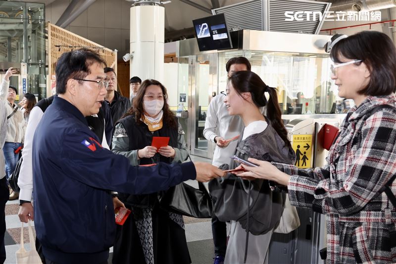 春節首日湧人潮！黃偉哲視察高鐵、台鐵發紅包，巧遇謝龍介驚喜同框。（圖／南市府提供）