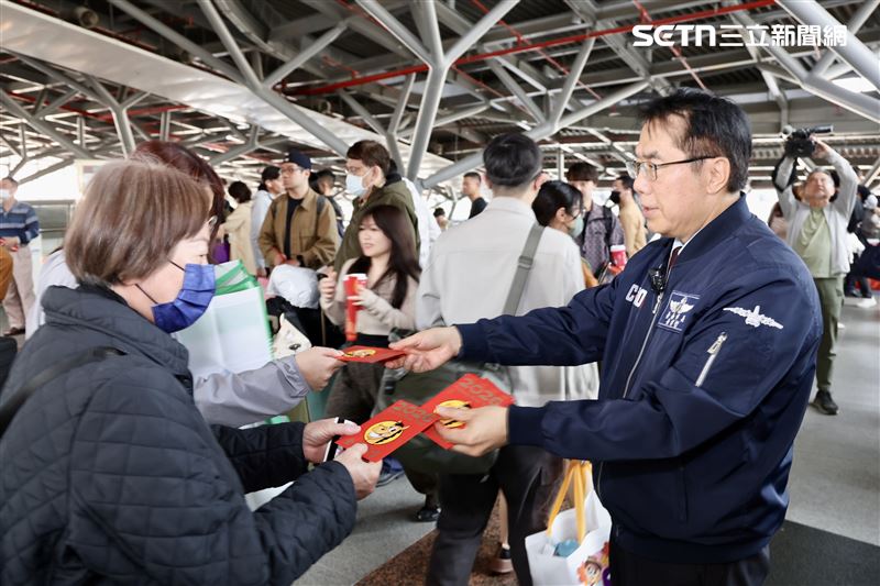 春節首日湧人潮！黃偉哲視察高鐵、台鐵發紅包，巧遇謝龍介驚喜同框。（圖／南市府提供）