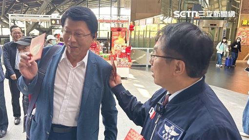 黃偉哲視察高鐵、台鐵發紅包　巧遇謝龍介