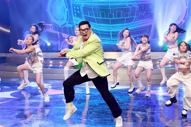 馬力歐帶領12位舞者小朋友。（圖／民視提供）