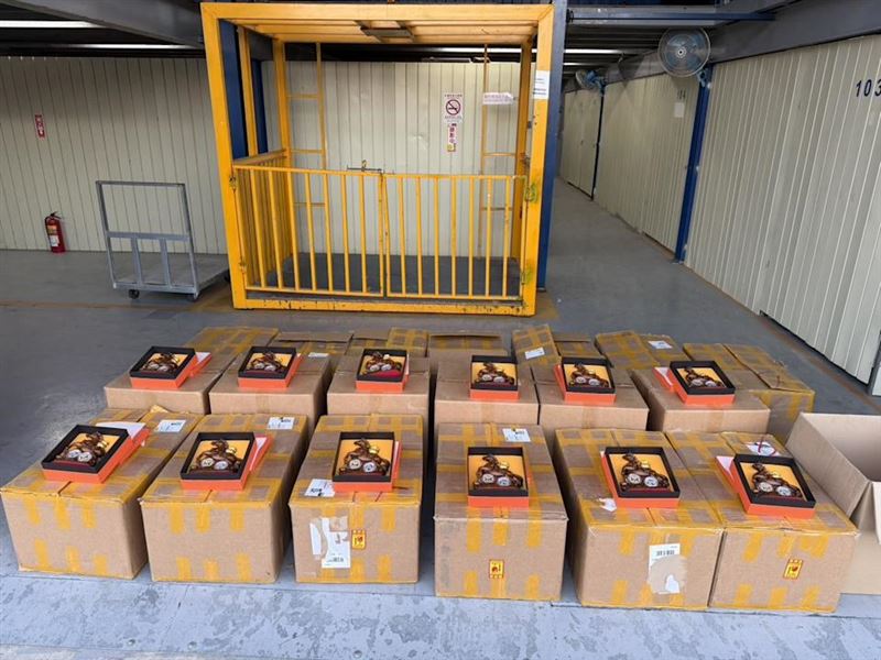 警方當場查扣仿冒的竹山紫南宮丙午馬年典藏錢母套幣434組。（圖／警方提供）