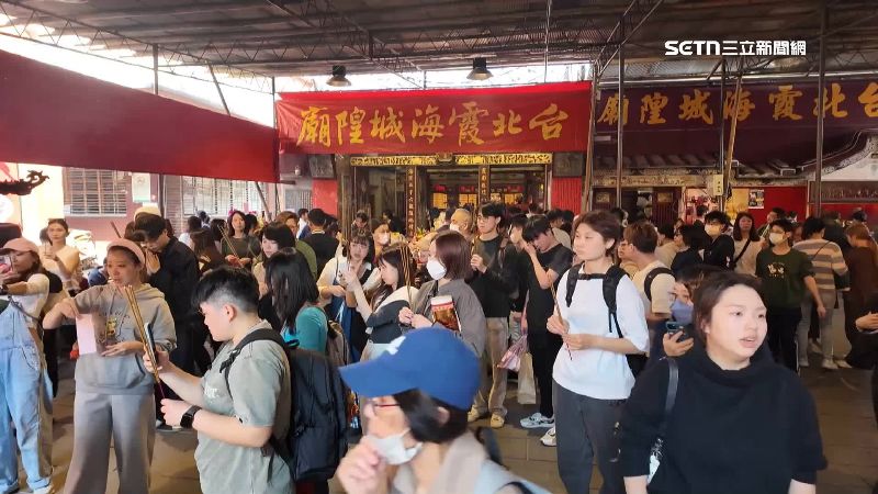 許多信眾來到霞海城隍廟求姻緣