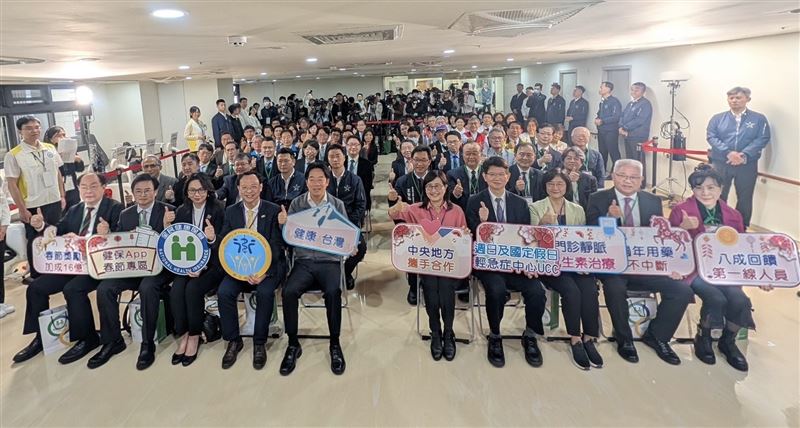 總統視察醫療量能假日輕急症中心