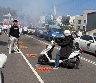 高雄旗山廟會活動將爆竹放在車道上施放，巡警多次告誡，宮廟人員沒在鳥。（圖／翻攝臉書「陳信亞追廟會」）