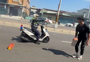 巡警喝斥宮廟人員不要占用車道放炮竹影響交通安全。（圖／翻攝臉書「陳信亞追廟會」）