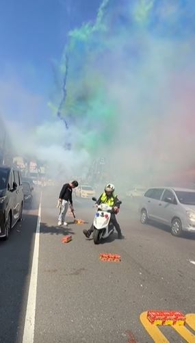 另一名霸氣巡警將車道上的炮竹逐一踢至路邊，讓網友一致叫好。（圖／翻攝臉書「陳信亞追廟會」）