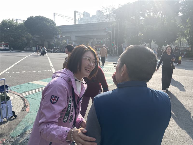 汐止市場拜票衝刺 ！蔡美華看板上架盼市民支持