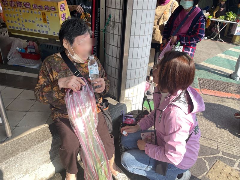 汐止市場拜票衝刺 ！蔡美華看板上架盼市民支持