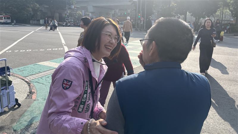 汐止市場拜票衝刺 蔡美華看板上架盼支持