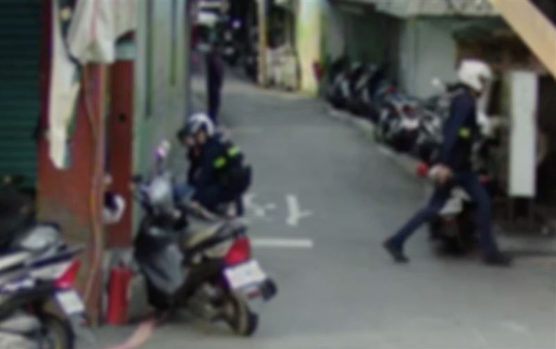 警方獲報趕抵後立即將男子壓制。（圖／翻攝畫面）