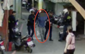 新北53歲男喝爛醉「持菜刀上街」路人嚇壞！警到場壓制送醫