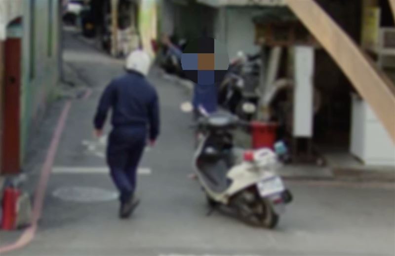 男子喝酒醉後，手持菜刀在街頭上閒晃。（圖／攝影畫面）