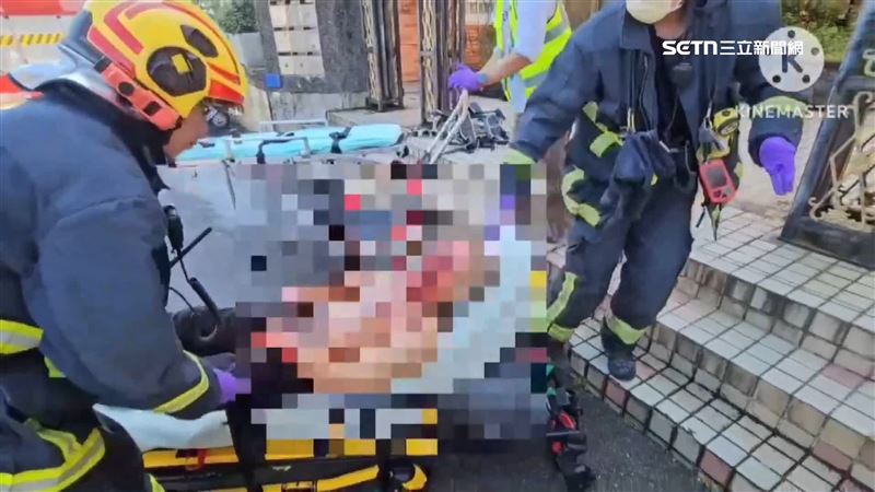 拆包裹的弟弟遭鐵片刺進胸口重傷送醫。（圖／翻攝畫面）