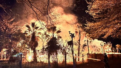 新／驚悚火勢曝！高雄橋頭空地遭火舌覆蓋