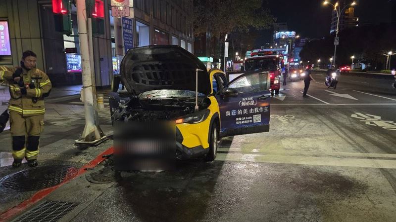 計程車因不明原因竄出火煙。（圖／翻攝畫面）
